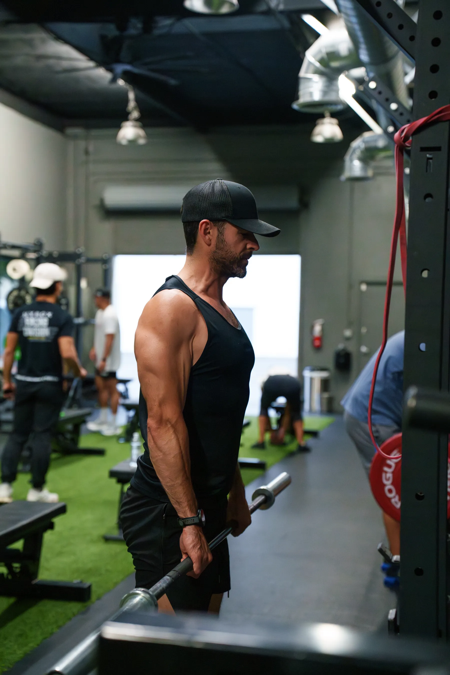 Man holding a barbell in a working gym