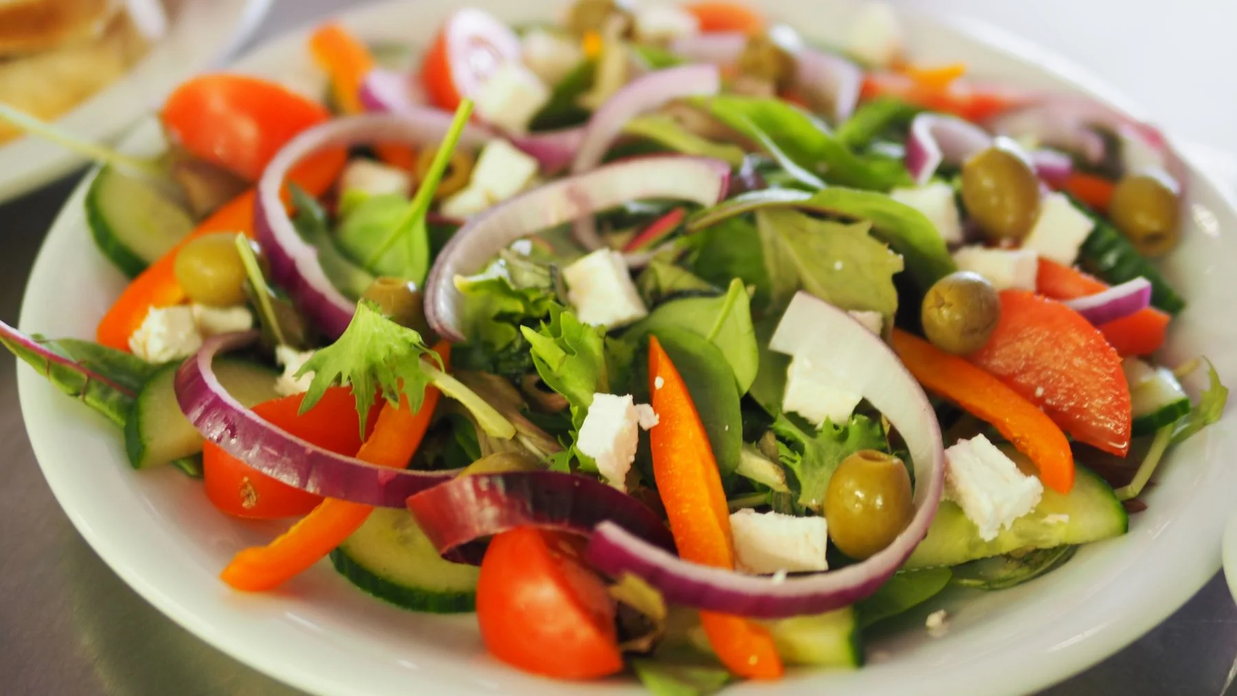 Leafy salad with tomato and cucumber